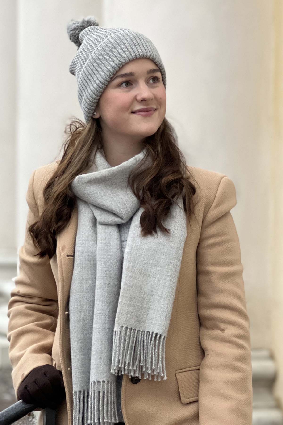 Leveä alpakka kaulahuivi harmaa vaaleanharmaa Ene