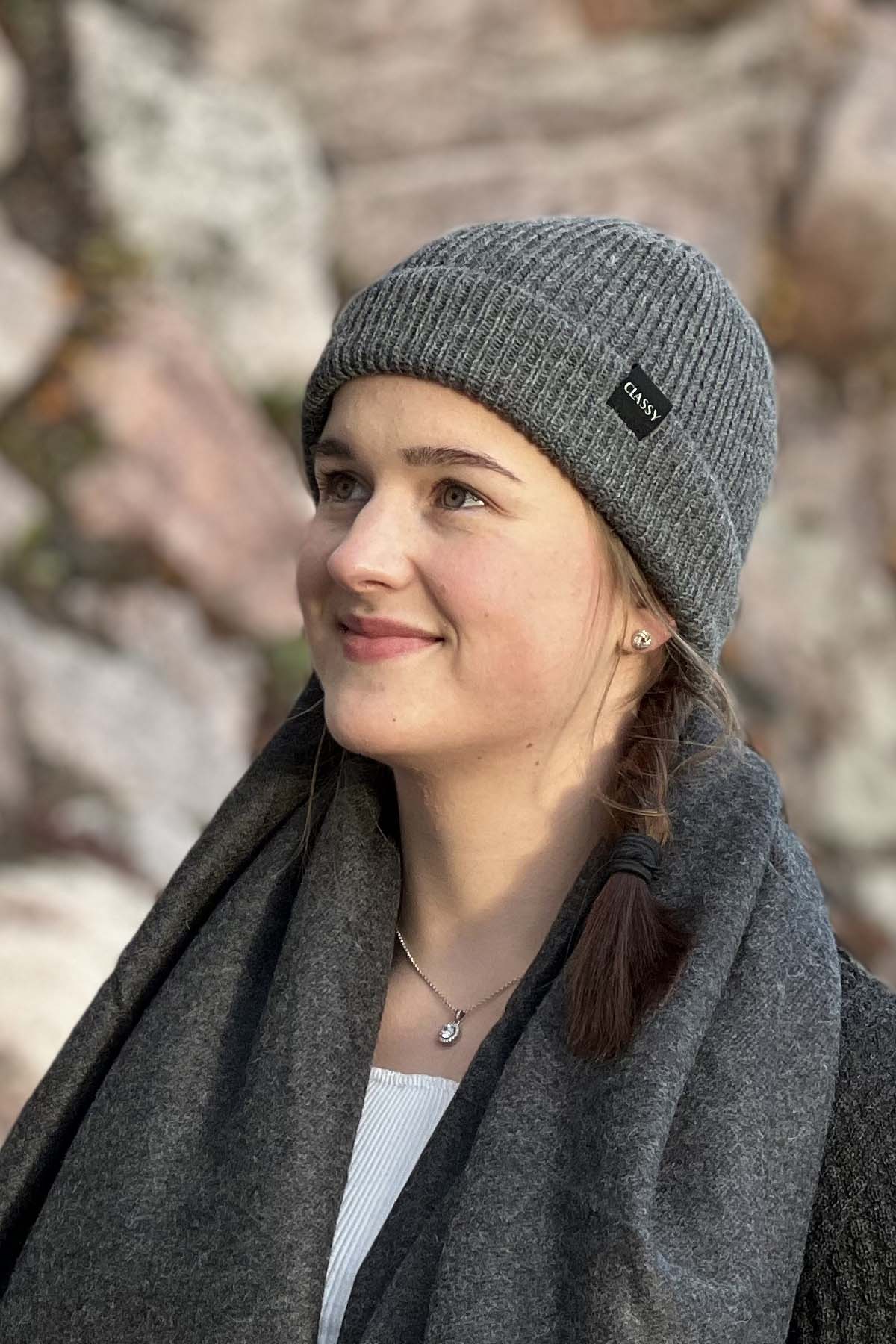 Misti alpakkapipo keskiharmaa sivusta