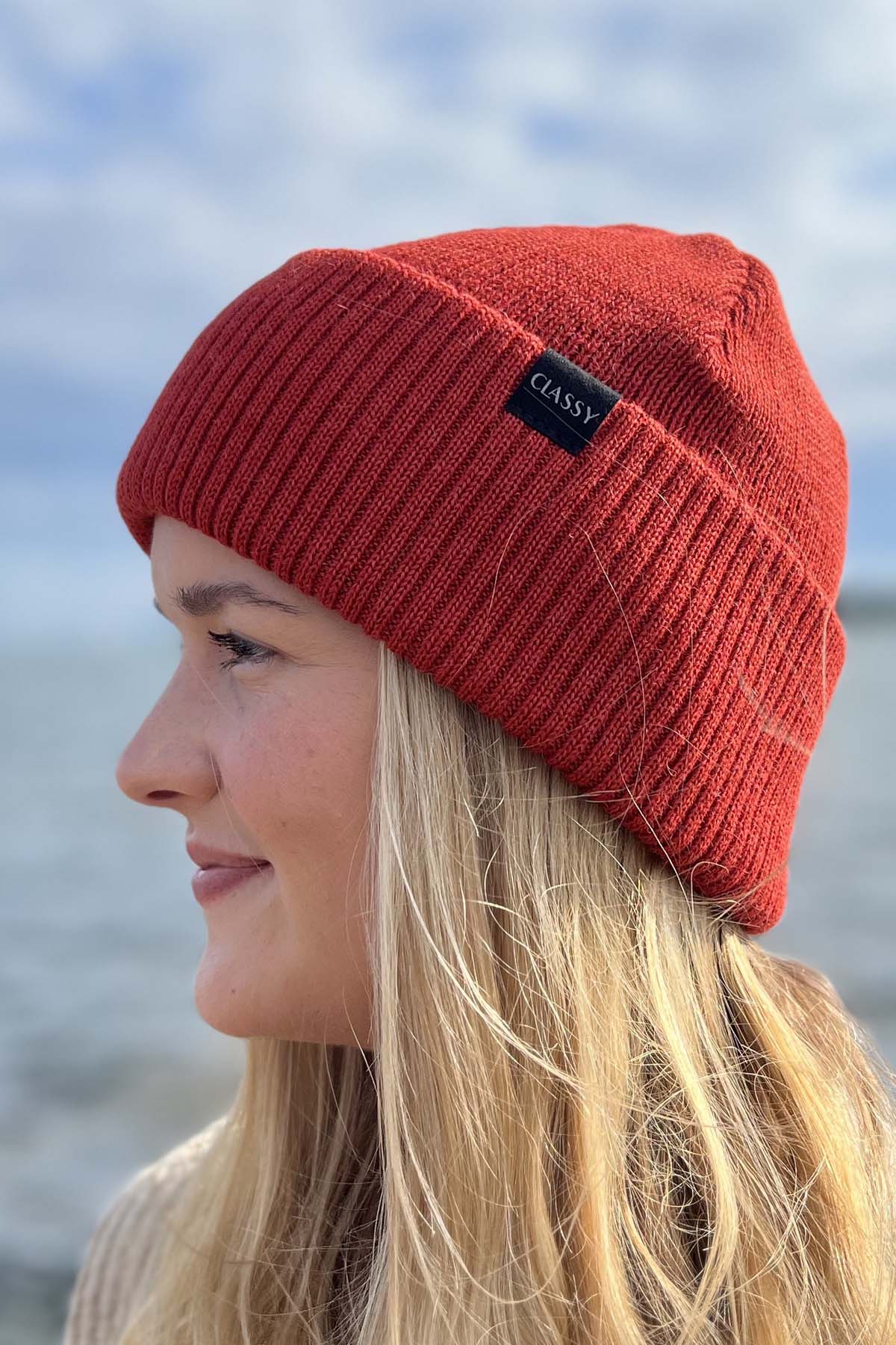 Alpakkapipo punainen pihlaja Taquile sivusta