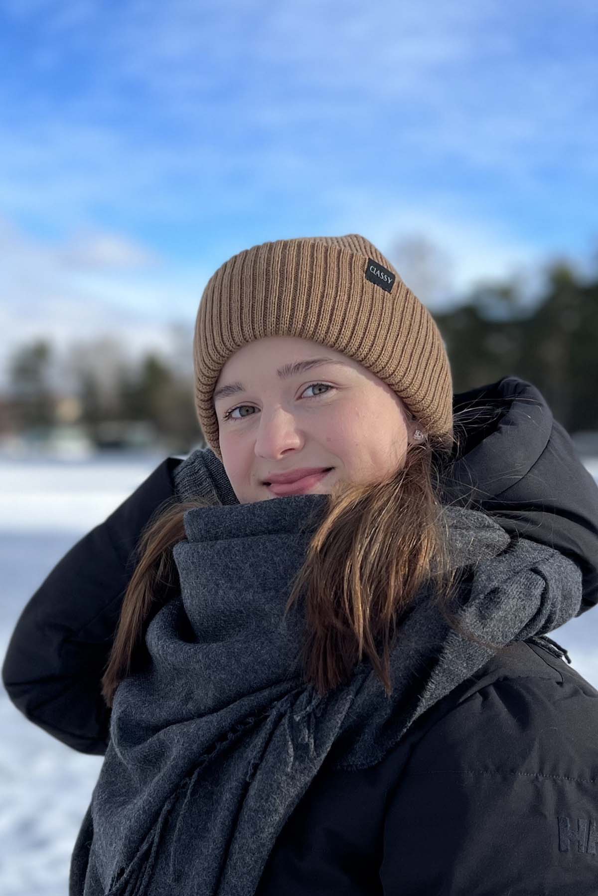 Alpakkapipo Taquile ruskea kameli sivusta